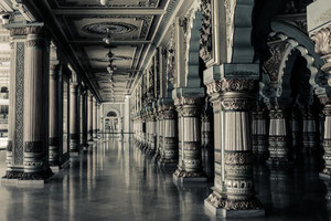 Saal mit Säulen