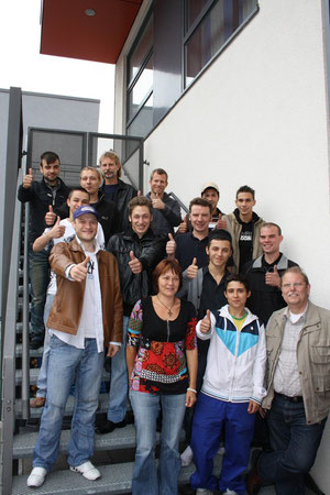 Die beiden Werkstatt-Jahrgänge mit Betreuern vor dem Jugendkombihaus. Foto: Stadt Bottrop