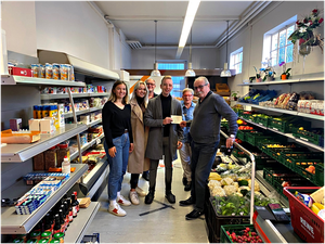 Schülerfirma des Georg Büchner Gymnasium Winnenden spenden großzügig dem Tafelladen 