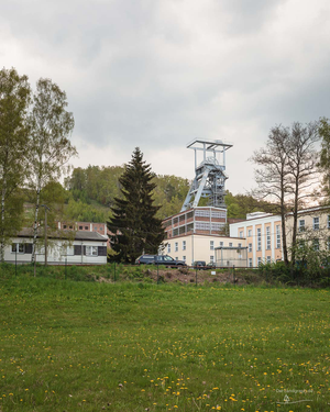 Fördergerüst des Bergbaubetriebs Aue Wismut Objekt 09 Schacht 371 in Hartenstein im Erzgebirge