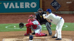 Bartolo Colon dei Mets si sposta come fosse un'interna, ma in realtà la pallina è esterna fuori del piatto (foto da sportsonearth.com)