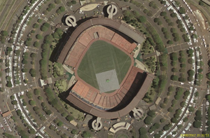 Foto aerea del Multi Sport Movable Stadium di Honolulu. Quattro sezioni mobili da 7.000 posti, ognuna poteva muoversi con le rotelle in una configurazione di diamante per il baseball, un ovale per il calcio, e in un triangolo per i concerti