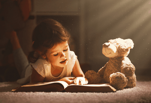 enfant-en-lecture-utilisant-imaginaire-en-hypnose-a-lyon-brignais-vourles-millery