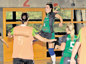 Wegen einer verletzung kann Katrin Denker (Mitte) dem TuS altwarmbüchen zurzeit im abstiegskampf nicht helfen.