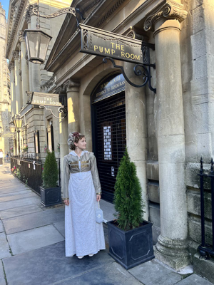 Nina von Epochs of Fashion in Regencygewandung vor dem Pumproom in Bath