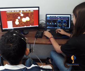 Fig. 2. Joven entrenando con neurofeedback y biofeedback.