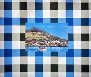 Zwei Fischer mit ihren Booten vor der Insel Stromboli bei Sizilien, 1997, Stoffdruck und Kunstharzlack auf Nessel, 51x60x5 cm