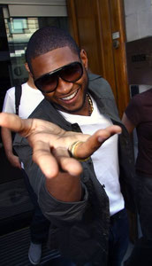 Usher blowing kisses at the paparazzi, London UK