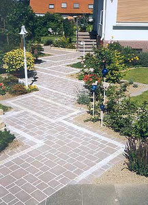 Korfmacher Gärten: Frisch gepflasterter Eingangsweg