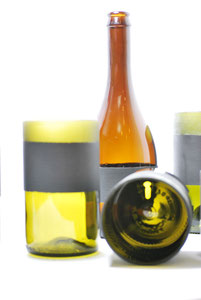 B23 - dettaglio set bicchieri segna-posto da vino con bottiglia da tavola abbinata - parete lavagna e smerigliatura superiore