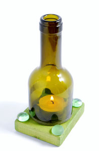 C58 - porta candela con base in legno colore verde bosco, decoro inferiore a gemme verdi - dim. 37.5 cl