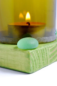 C58 - dettaglio gemma, porta candela con base in legno colore verde bosco, decoro inferiore a gemme verdi - dim. 37.5 cl