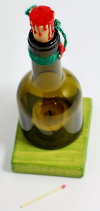C61 - porta candela con base in legno colore verde bosco, decoro superiore e tappo spegni candela in sughero chiuso - dim. 37.5 cl