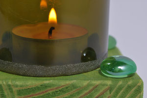 C58 - dettaglio, porta candela con base in legno colore verde bosco, decoro inferiore a gemme verdi - dim. 37.5 cl