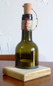 C22 - porta candela con base in legno, decoro superiore e tappo in sughero spegni candela - dim. 37.5 cl