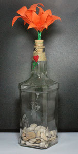 VS55 - vaso di fiori in vetro trasparente con decoro di sassi a base cromatica bianca ed incisione grafica, arricchito da origami floreali e palloncinoCuore di fimo colorato