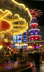Kinderkarussel und Weihnachtspyramide Nachts. Weihnachtsmarkt am Alexanderplatz. Foto: Helga Karl