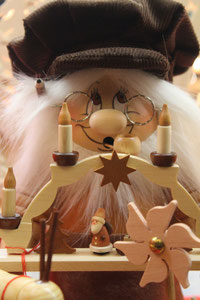 Weihnachtsmarkt Alexanderplatz: Geschnitzte Holzpuppe. Foto: Helga Karl 2014