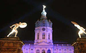 Weihnachtsmarkt vor dem Schloss Charlottenburg, das Schloss violett angestrahlt. Foto: Helga Karl 2014