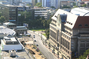 Blick von oben vom Europacenter auf das KaDeWe und Wittenbergplatz. Foto: Helga Karl