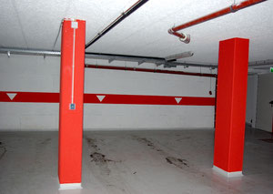 Tiefgaragenbeschichtung mit Warnmarkierungen