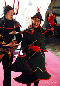 Madame et Monsieur Sapin (Compagnie SDF) - Marché de Noël sur le parvis de la Cathédrale - Rouen - France - Décembre 2011