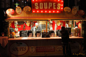 Soupe et vin chaud sur le parvis de la Cathédrale  - Noël 2011 - Rouen - Seine Maritime - Haute Normandie - France