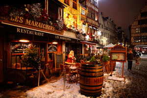 Restaurants illuminés place du vieux marché - Noël 2010 - Rouen - Seine Maritime - Haute Normandie - France