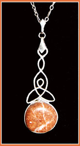 Ein keltisch nachempfundener Halskettenanhänger mit Flusskiesel