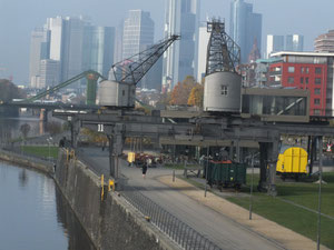 Blick von Deutschherrenbrücke auf Realwirtschaft Oosten (im Bereich einer ehemaligen Werft), im  Hintergrund Skyline