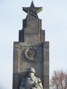 Sowjetisches Denkmal mit Grabplatten russischer Gefallener (im Park Der Anger)