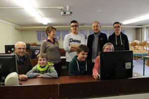 Schüler schulen Senioren