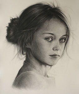 Zauberhafte Mädchenportrait, Portrait zeichnen lassen, Bezauberndes Mädchenportrait in Kohle, Auftragsportrait, Mädchenportrait im Auftrag,  Cecily Park  