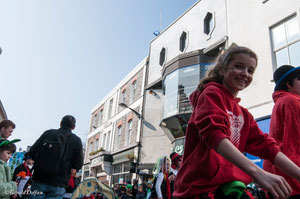 Galway, parade de la St-Patrick, école du cirque