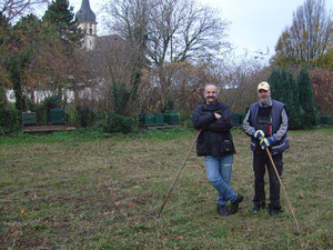 Die Wildblumenwiese ist aufgeräumt. Carsten und Ringo sind erleichtert. (Foto von links)