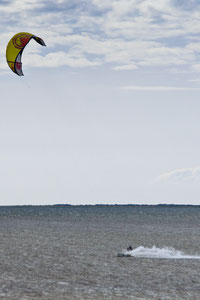 Bei der Witterung hatten natürlich die Kitesurfer größten Spaß