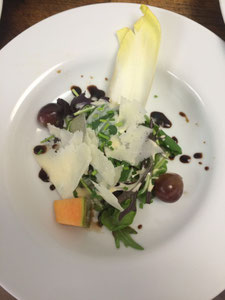 Masclunsalat mit parmesanflocken und Balsamico ausgarniert