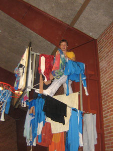 Michel hängt unsere Sachen zum Trocknen auf, an einem Basketballkorb ;)