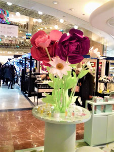 Fleurs géantes en papier Galerie Lafayette , création en collaboration avec Les Petites Mouillettes 