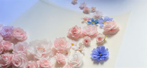 Envol de Mini-fleurs en papier crépon teinté, art papier modeler une forme de fleur souhaité
