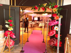 Création grand Arche de fleurs, décoration évènementiel à l'hôtel Dream Castle, projet pour NS Groupe