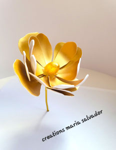 fleur couleur or acrylique en tissu, réalisation unique pour Dior, France