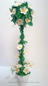 Création topiaire fleuri en porcelaine froide 
