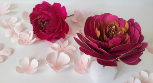 Fleur papier crépon et cartonnée couleur fuchsia-artisan fleuriste à Paris