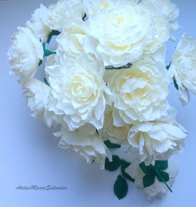 Bouquet de fleurs en papier crépon couleur ivoire ,décoration mariage