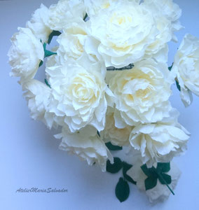 Bouquet de fleurs en papier crépon couleur ivoire ,décoration mariage, France