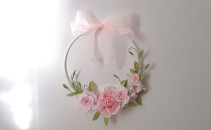 petite couronne de fleurs en papier, tonalité roses pastel et fuchsia 