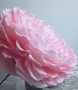 Création d'une rose géante en papier crépon très élastique =, crépon spécial fleuriste avec tige -art papier Paris décoration