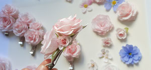 Pince accessoire cheveux ornés de petites roses de papier crépon. Coiffure événement spéciale.