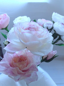 roses en papier avec touche couleur fuchsia, maria salvador créatrice de sculptures en papier